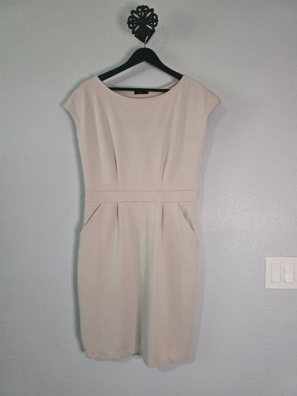 Qunice Ivory Cap Sleeve Pleated Sheath Dress Size Medium